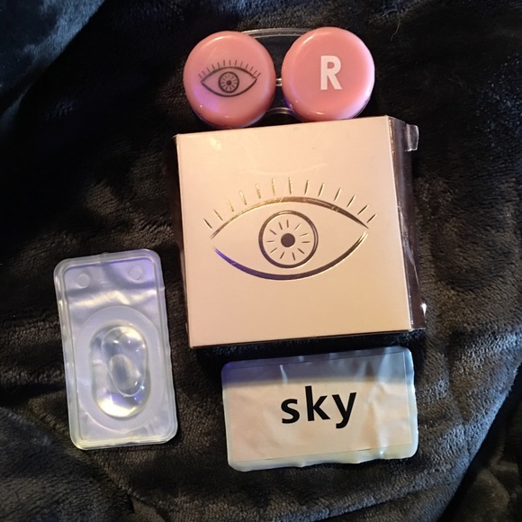 ULTRA LIGHT BLUE(”SKY”)COLOR COSMETIC LENSES - Picture 2 of 8